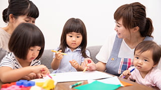 保育士と児童と保護者の写真
